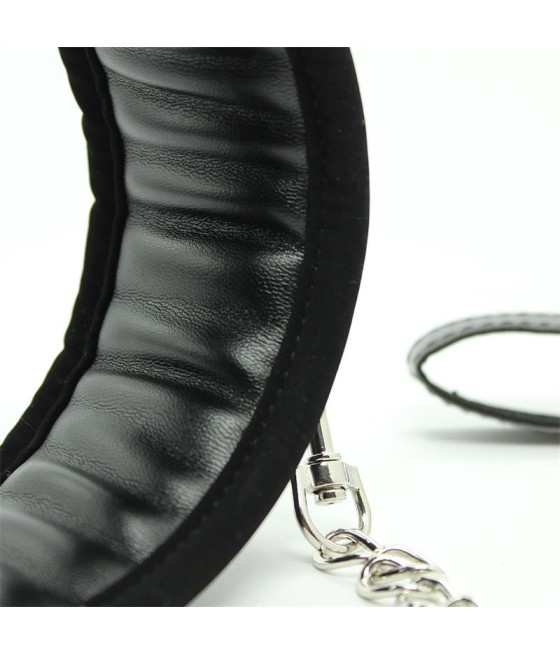 Collar con Correa de Metal e Interior Acolchado Negro